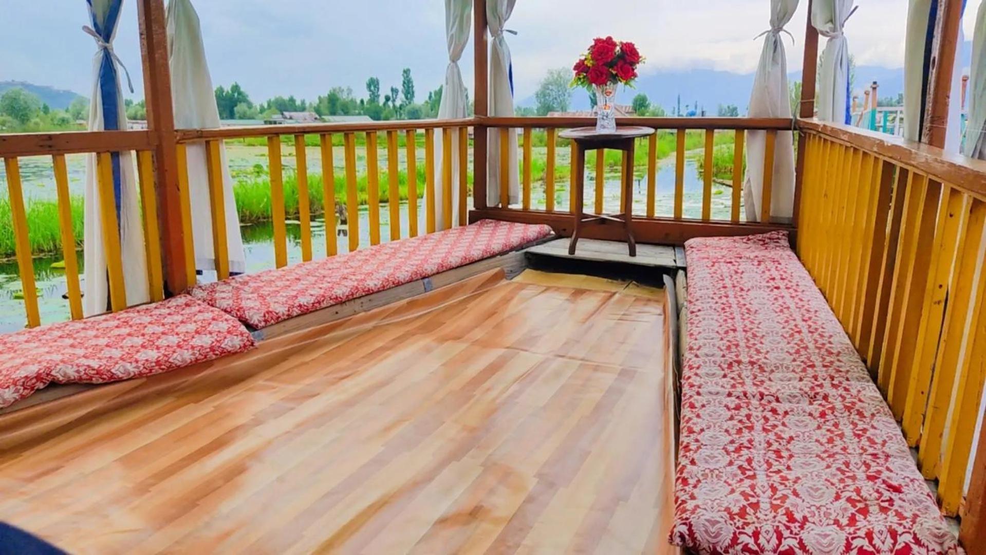 Houseboat Young Wild Rose Srīnagar 외부 사진
