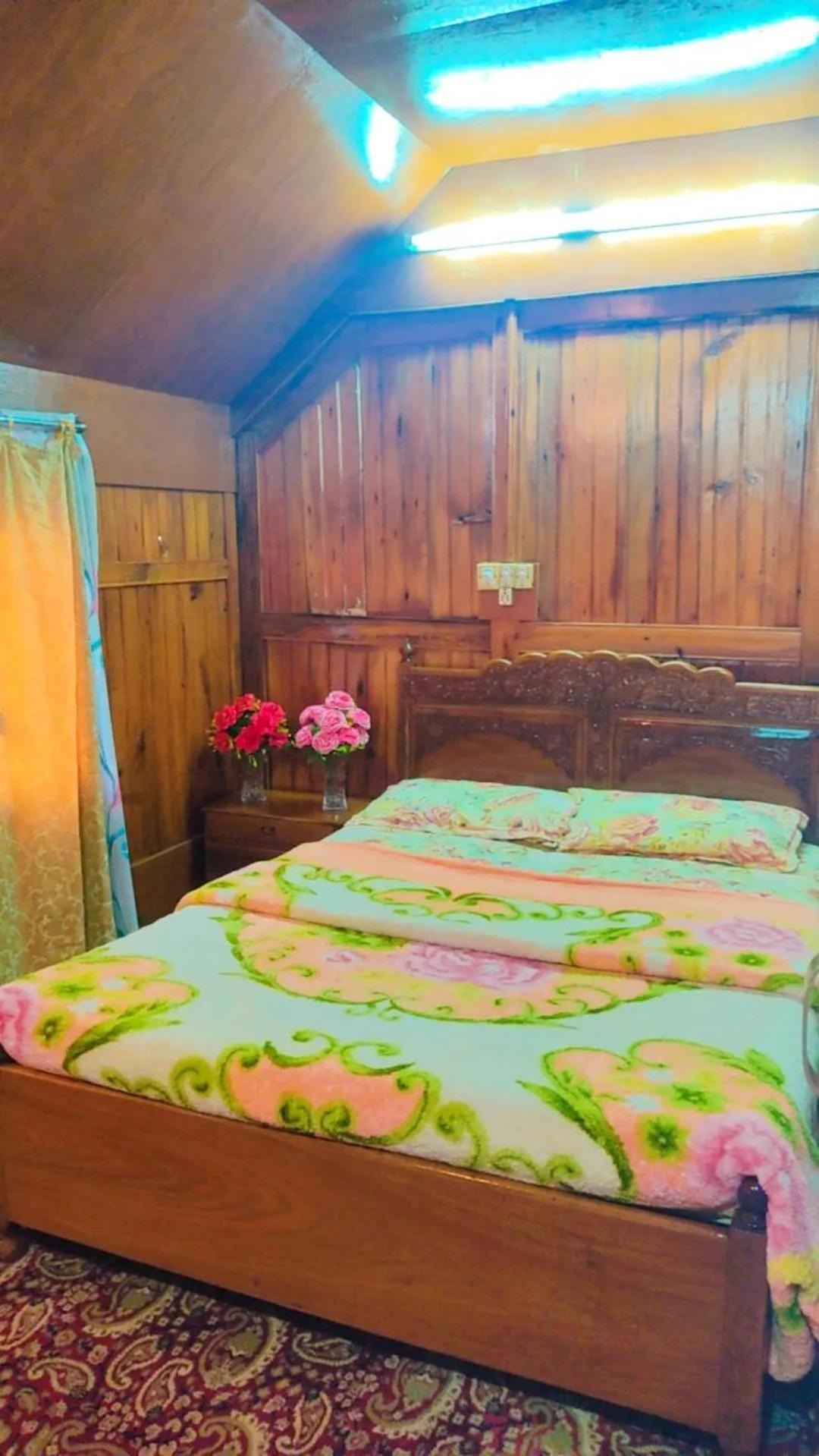 Houseboat Young Wild Rose Srīnagar 외부 사진