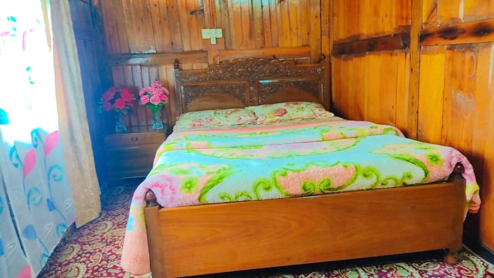 Houseboat Young Wild Rose Srīnagar 외부 사진
