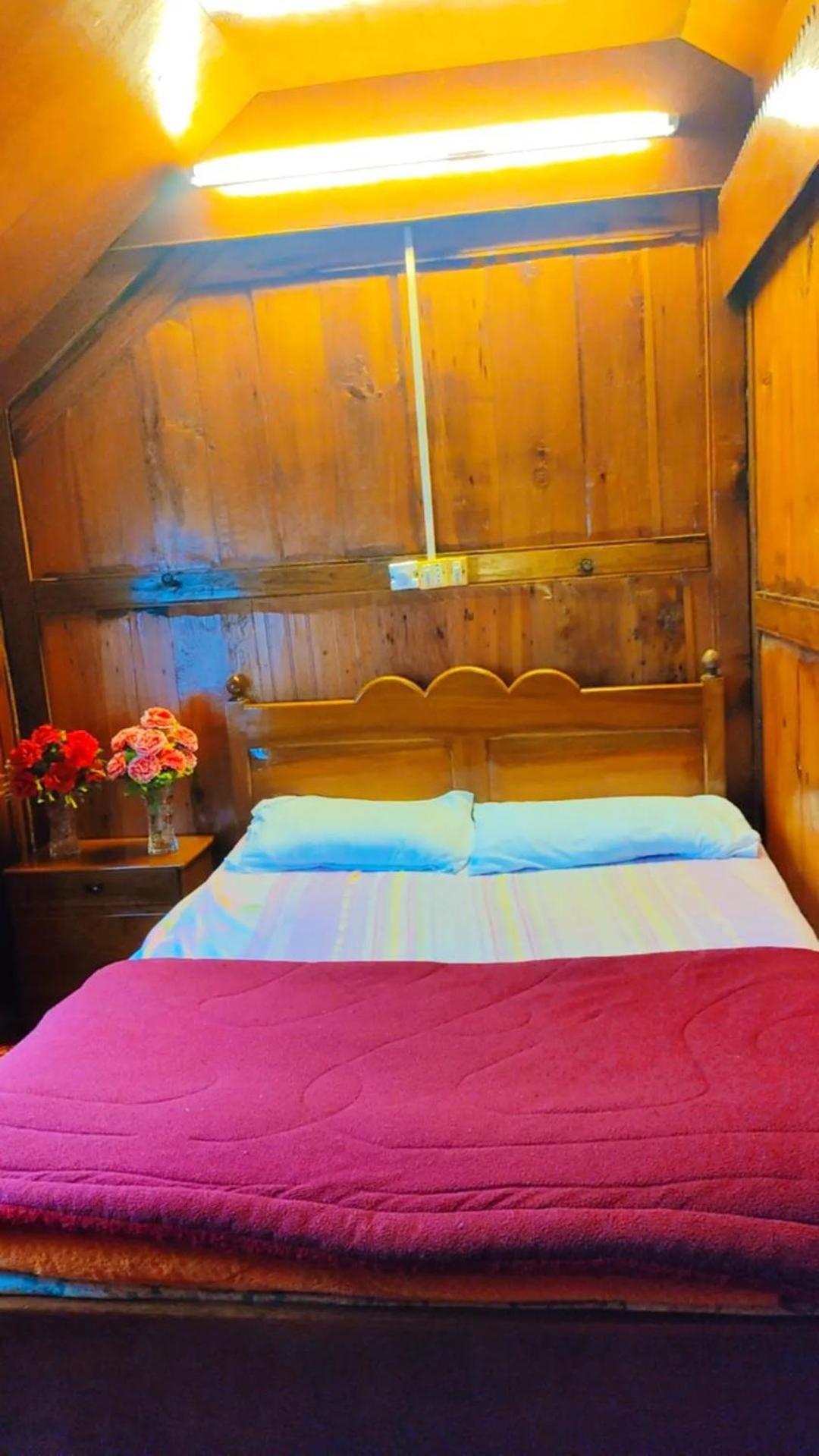 Houseboat Young Wild Rose Srīnagar 외부 사진