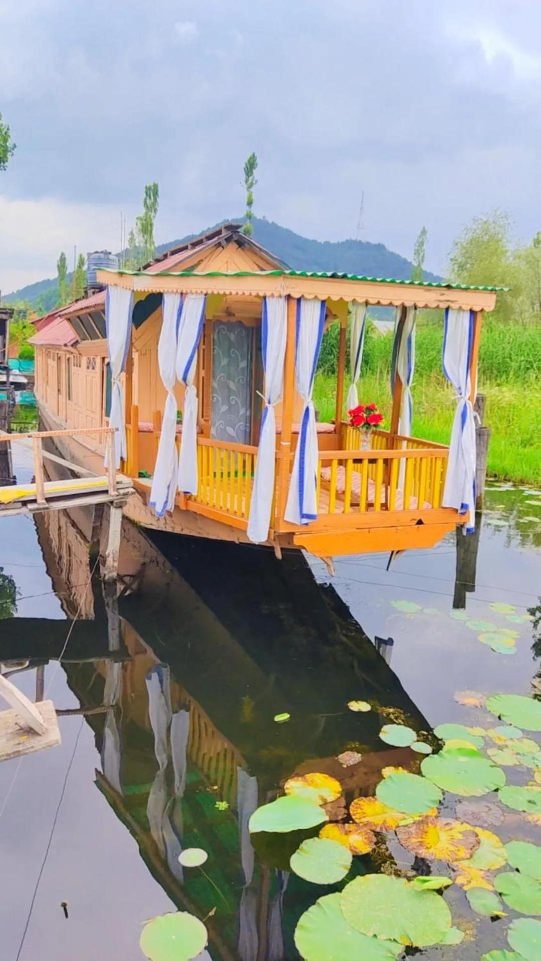 Houseboat Young Wild Rose Srīnagar 외부 사진