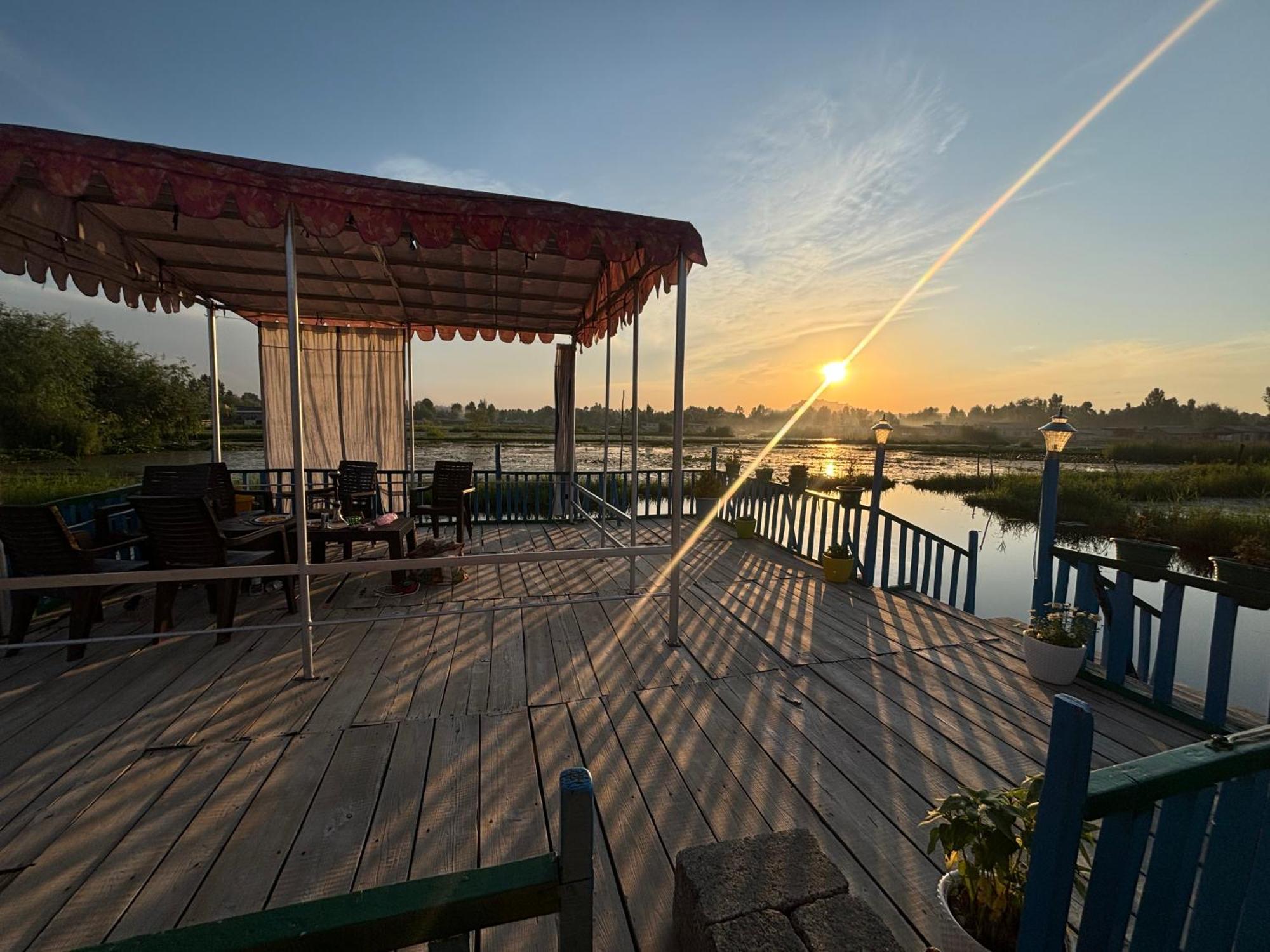 Houseboat Young Wild Rose Srīnagar 외부 사진